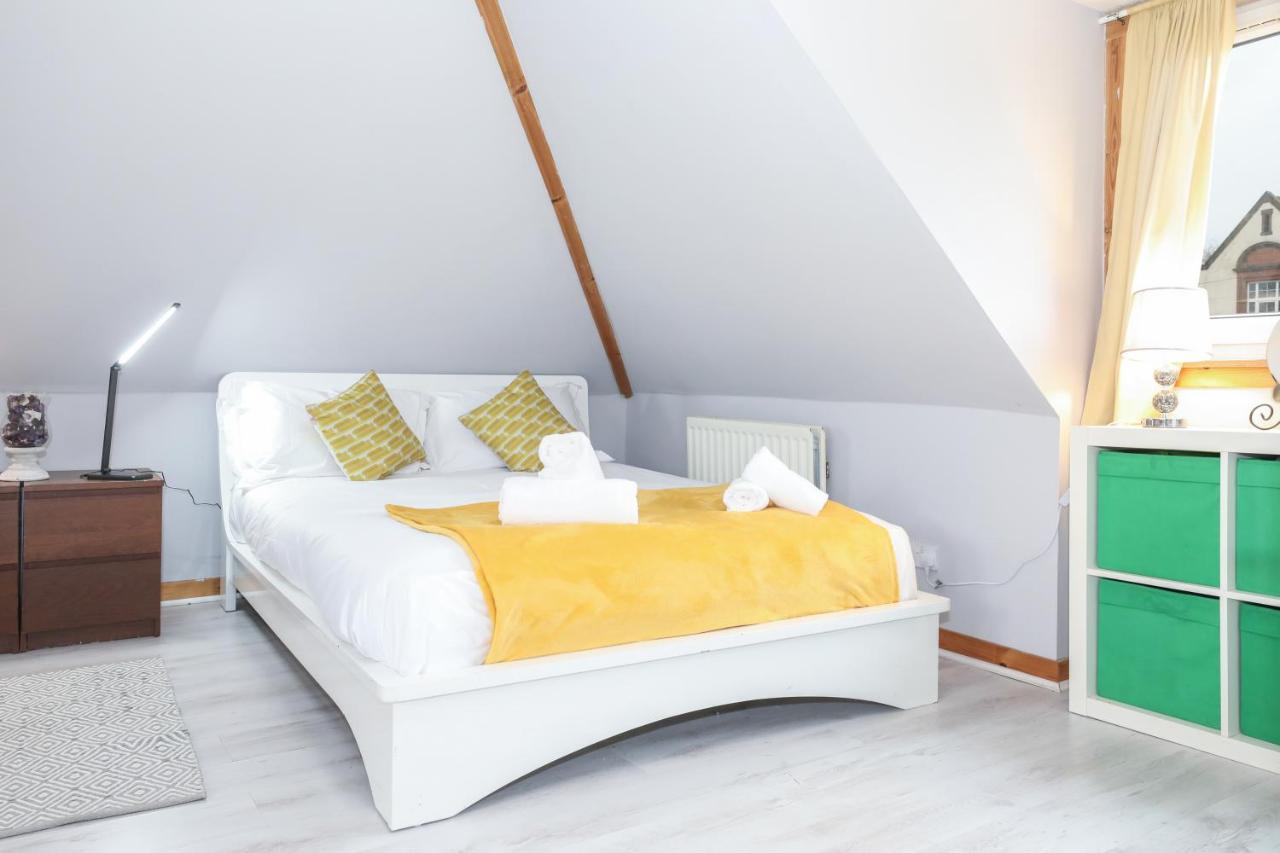 Vakantiehuis Beautiful 4 Bedroom - Ideal Location - Free Parking