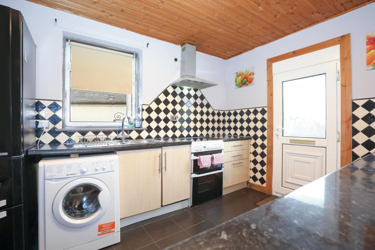 Vakantiehuis Beautiful 4 Bedroom - Ideal Location - Free Parking *