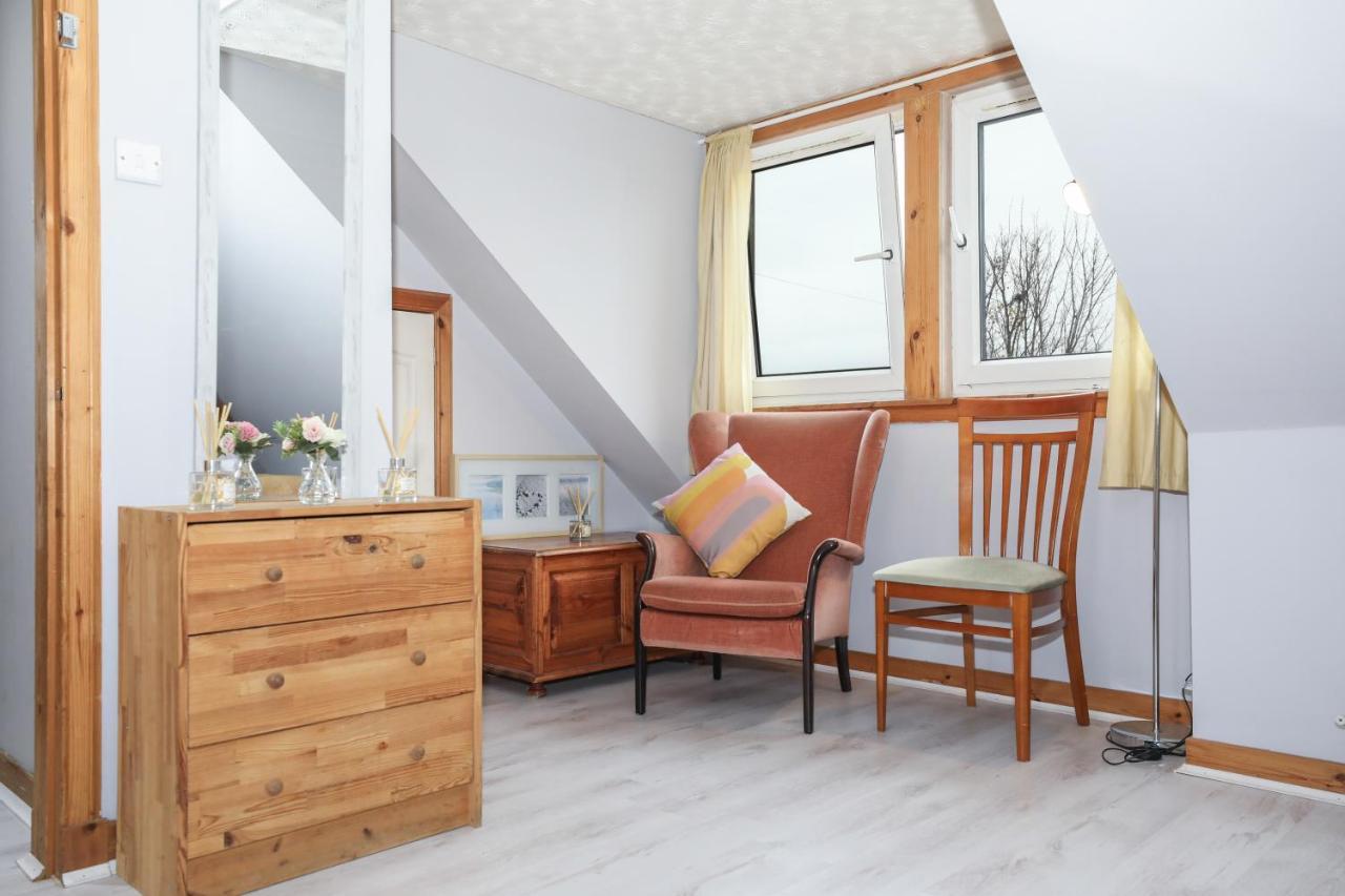 Vakantiehuis Beautiful 4 Bedroom - Ideal Location - Free Parking
