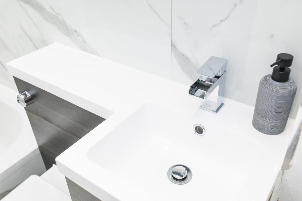 Gorgeous In Excellent Location - - Five Star Amenities Edinburgh