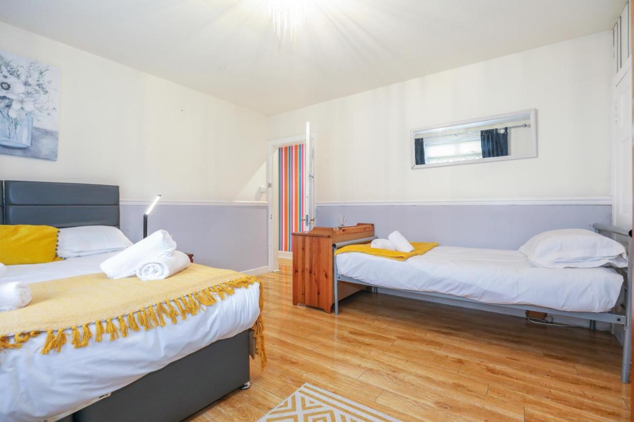 Beautiful 4 Bedroom - Ideal Location - Free Parking