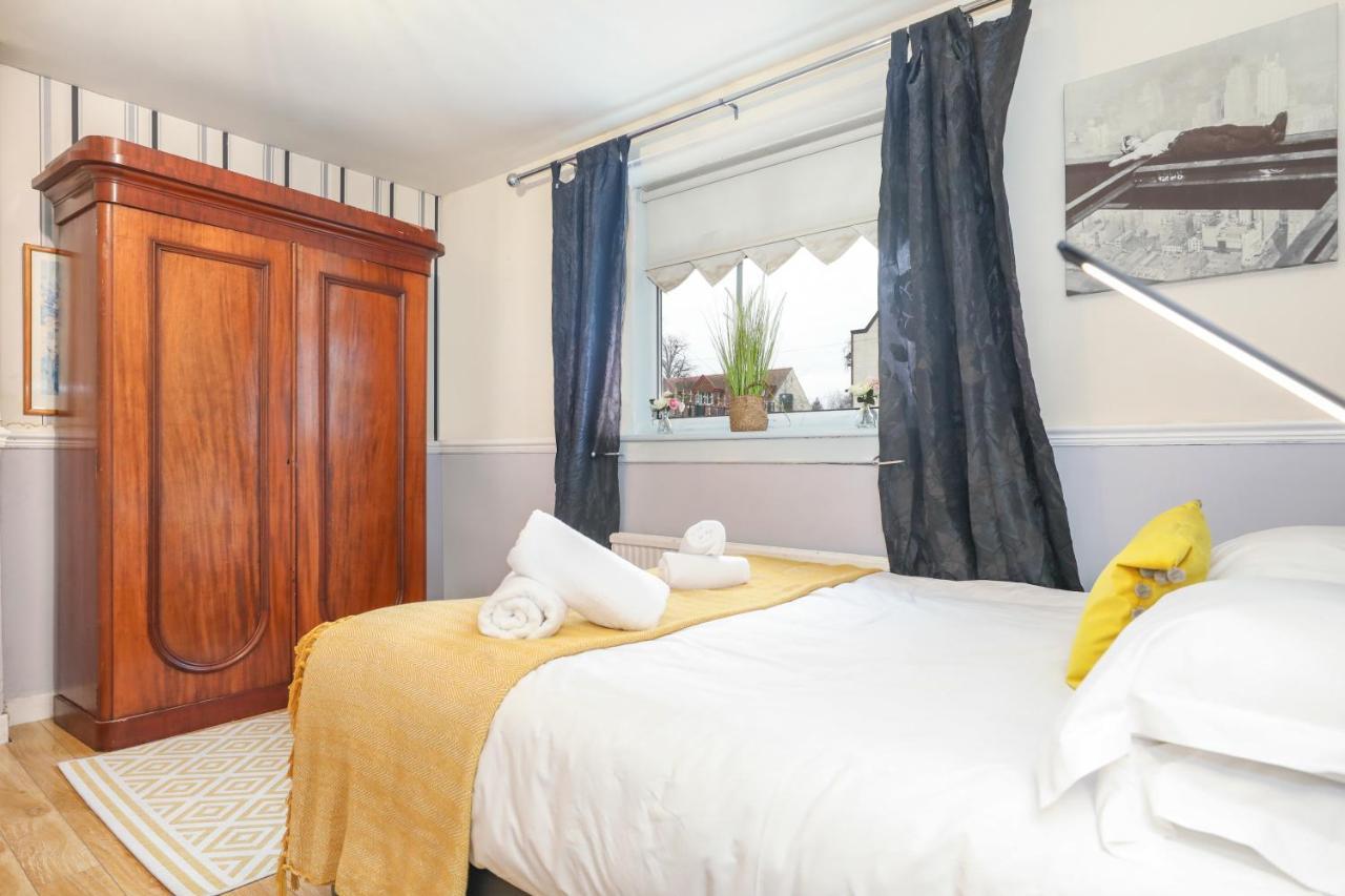 Beautiful 4 Bedroom - Ideal Location - Free Parking Vakantiehuis *