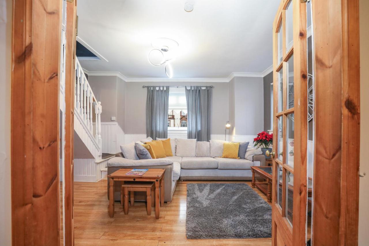 Vakantiehuis Beautiful 4 Bedroom - Ideal Location - Free Parking