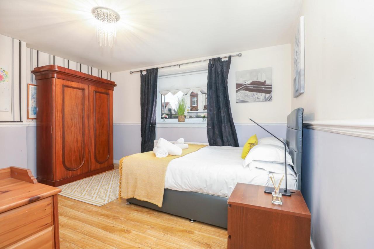 Beautiful 4 Bedroom - Ideal Location - Free Parking Vakantiehuis