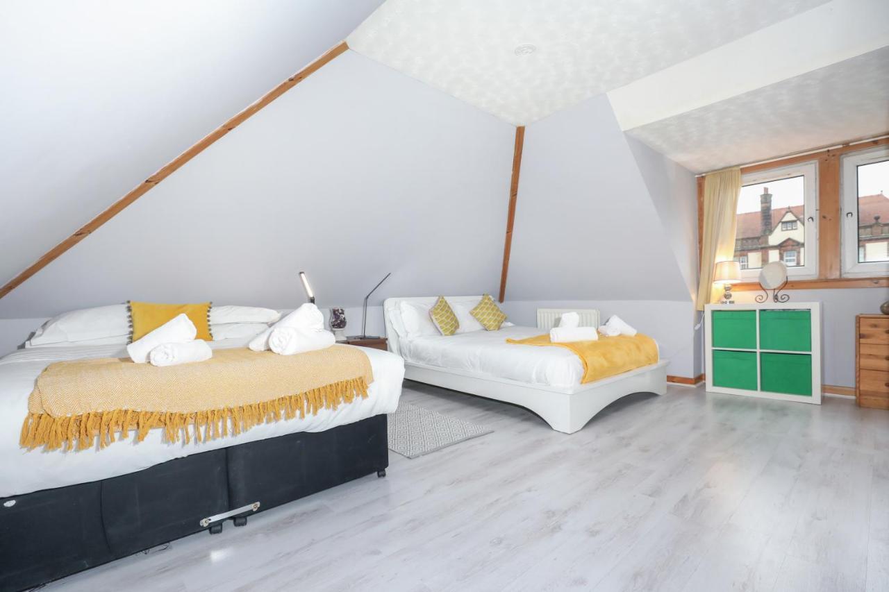 Beautiful 4 Bedroom - Ideal Location - Free Parking Vakantiehuis EDI