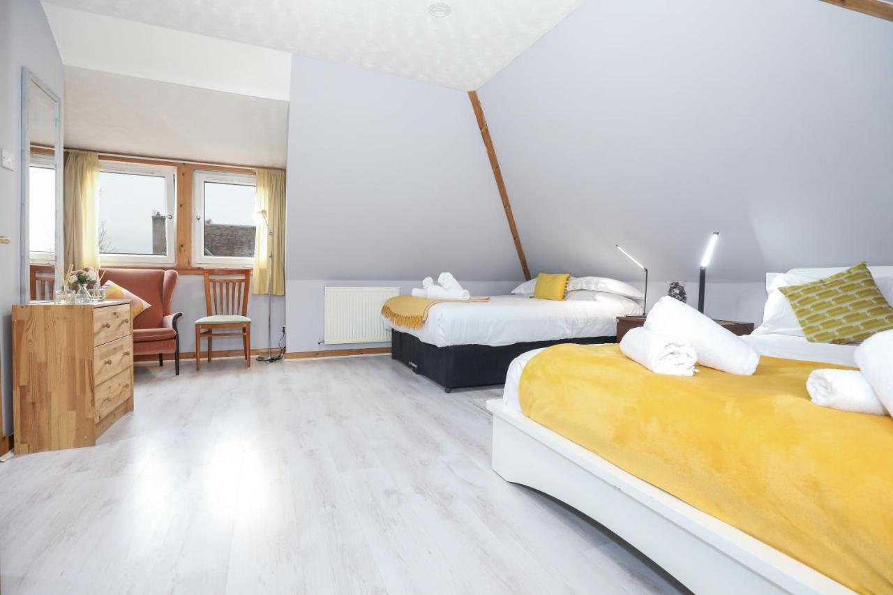 Vakantiehuis Beautiful 4 Bedroom - Ideal Location - Free Parking