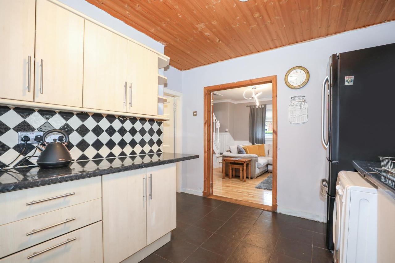 Beautiful 4 Bedroom - Ideal Location - Free Parking Vakantiehuis *