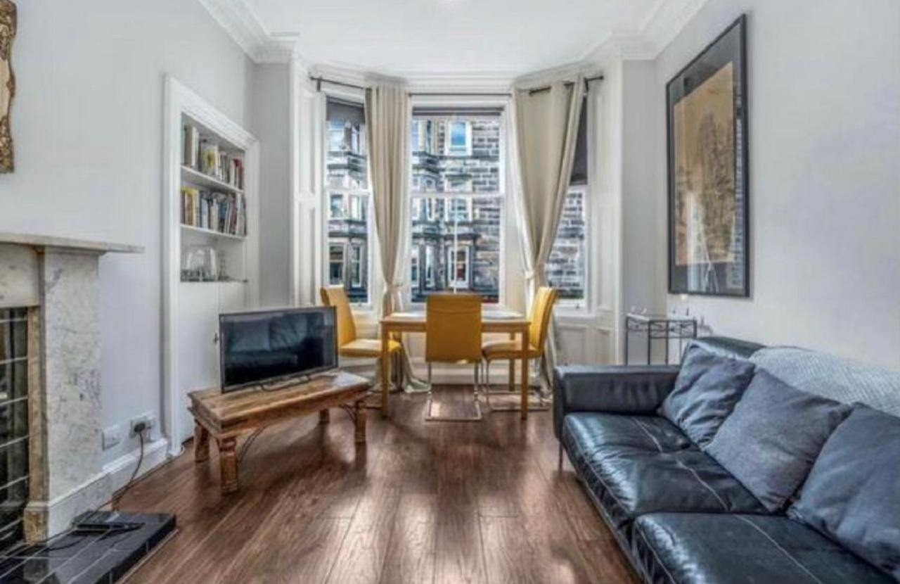Spacious & Comfortable 3 Bedroom - Near Centre - Free Parking Available - Sleeps Up To 5 Guests EDI