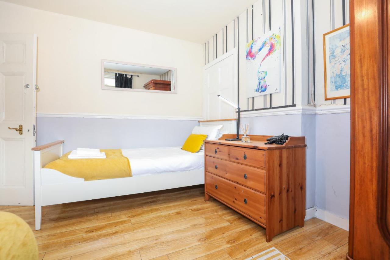 Beautiful 4 Bedroom - Ideal Location - Free Parking Vakantiehuis