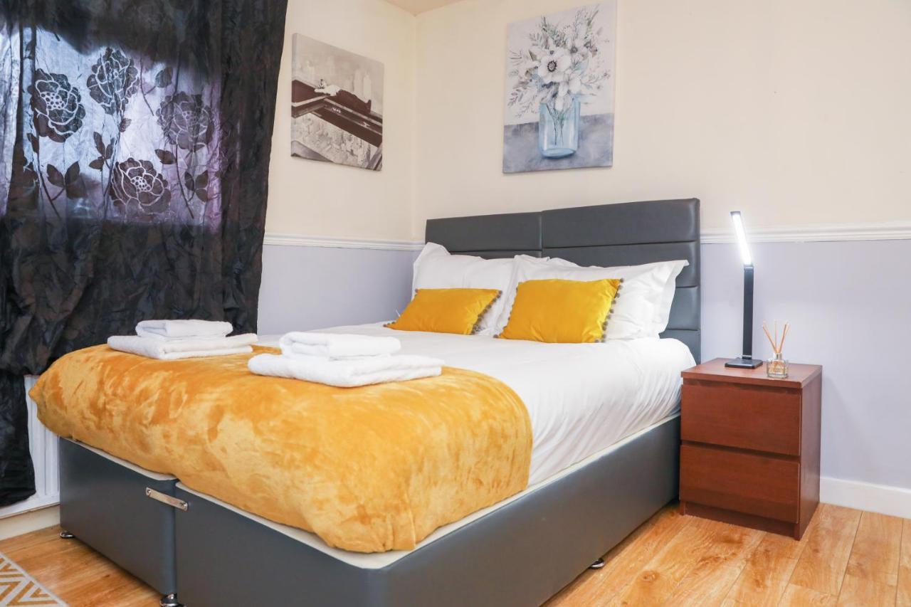 Beautiful 4 Bedroom - Ideal Location - Free Parking Vakantiehuis EDI