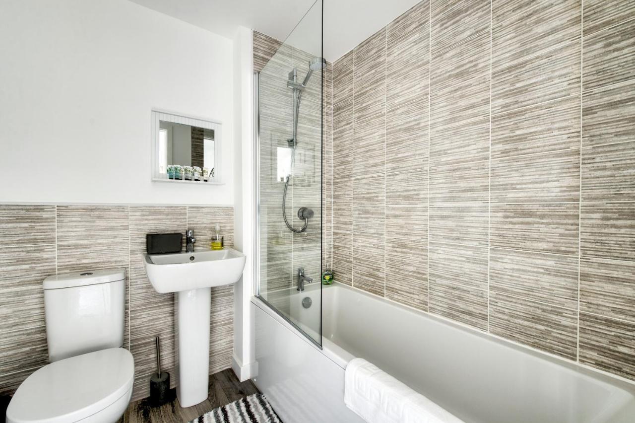 2-bedroom With Private Garden & Parking *