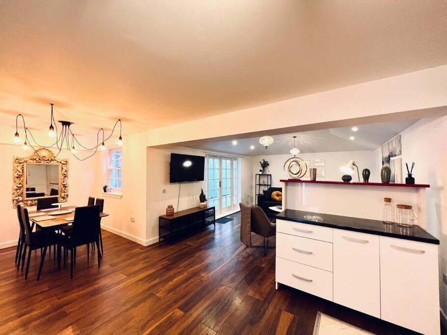 Vakantiehuis Luxe 4 Bedroom Centre House EDI