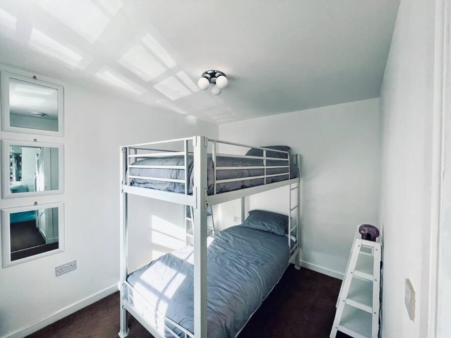 Luxe 4 Bedroom Centre House * EDI