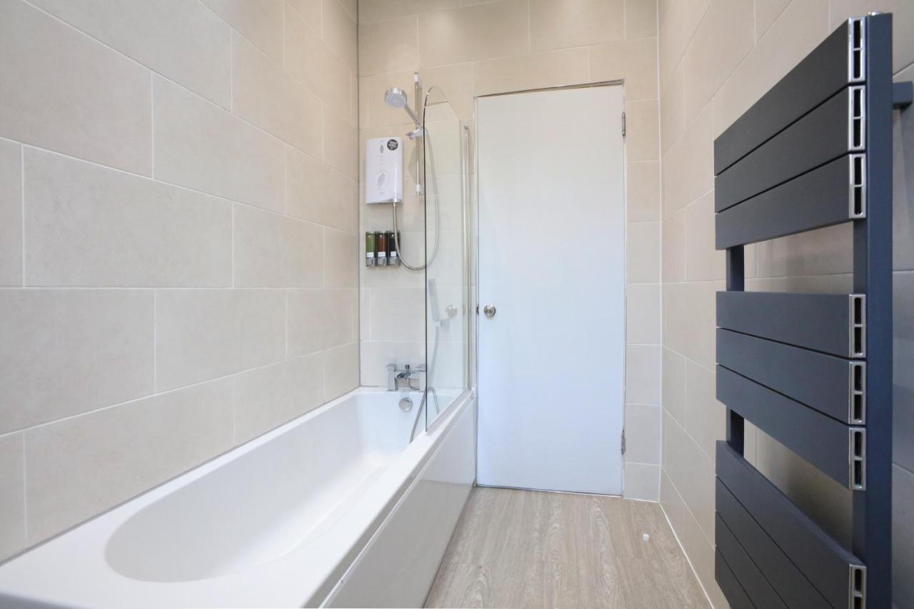 Sleeps 6 Free Parking *