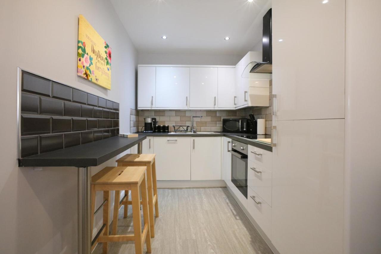Sleeps 6 Free Parking *