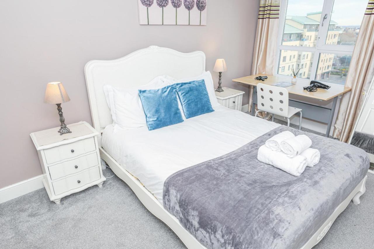 Waterfront Castle View 3 Bed Apartment Edinburgh