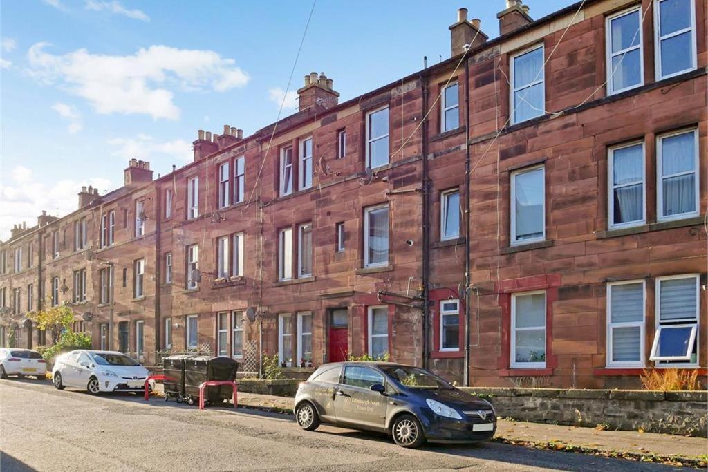 2 Bedrooms Flat Central Edinburgh, Sleeps 6, In The Shadow Of Holyrood Park And Arthur's Seat With Free Parking, Two Bed * Édimbourg