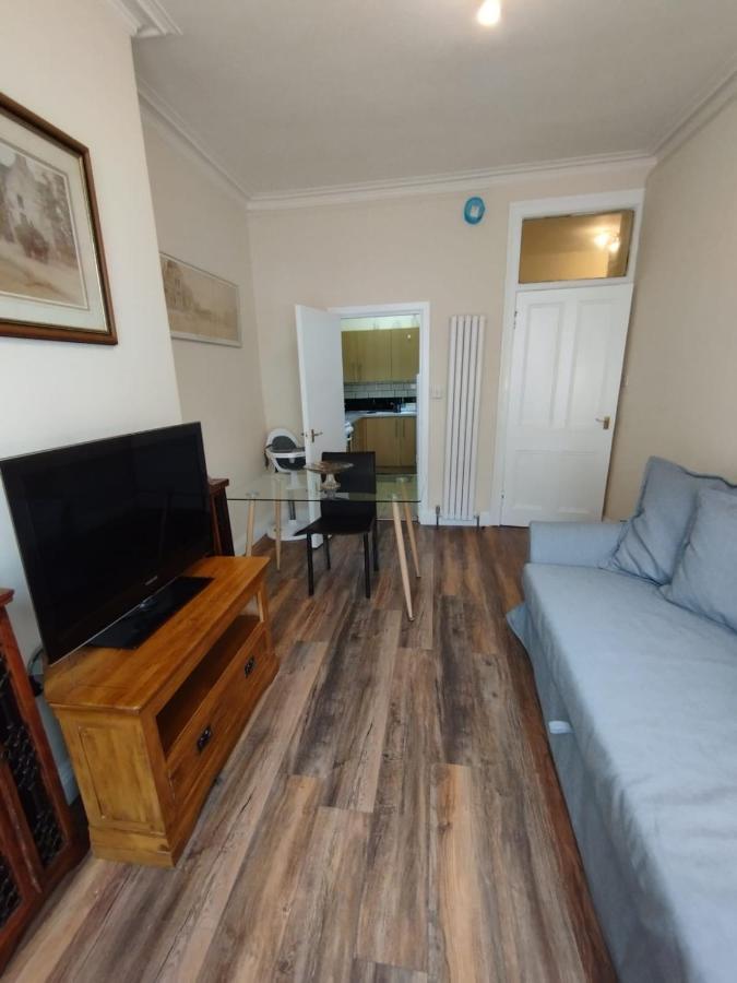 2 Bedrooms Flat Central Edinburgh, Sleeps 6, In The Shadow Of Holyrood Park And Arthur's Seat With Free Parking, Two Bed Appartement Édimbourg