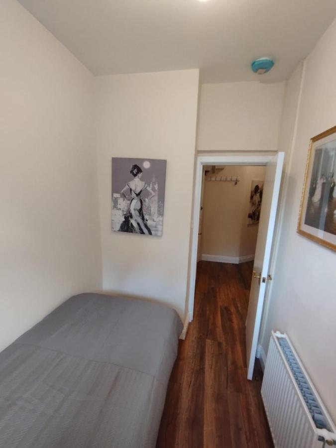 2 Bedrooms Flat Central Edinburgh, Sleeps 6, In The Shadow Of Holyrood Park And Arthur's Seat With Free Parking, Two Bed *