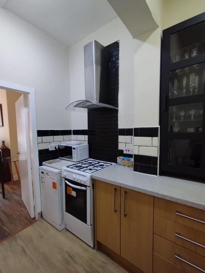 2 Bedrooms Flat Central Edinburgh, Sleeps 6, In The Shadow Of Holyrood Park And Arthur's Seat With Free Parking, Two Bed Appartement Édimbourg