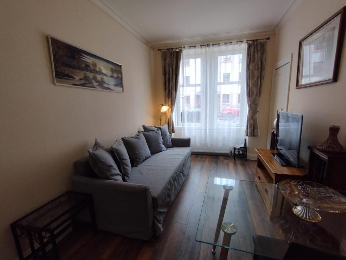 2 Bedrooms Flat Central Edinburgh, Sleeps 6, In The Shadow Of Holyrood Park And Arthur's Seat With Free Parking, Two Bed * Édimbourg