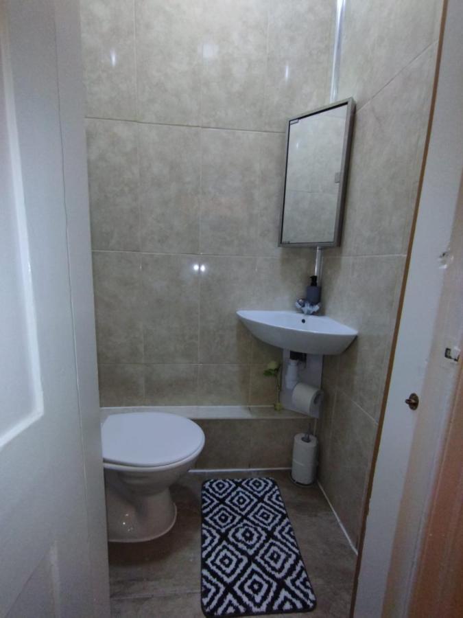 2 Bedrooms Flat Central Edinburgh, Sleeps 6, In The Shadow Of Holyrood Park And Arthur's Seat With Free Parking, Two Bed *
