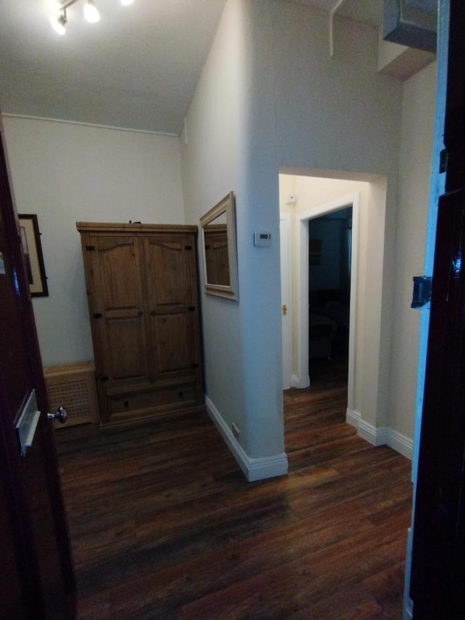 2 Bedrooms Flat Central Edinburgh, Sleeps 6, In The Shadow Of Holyrood Park And Arthur's Seat With Free Parking, Two Bed *