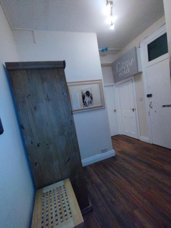 2 Bedrooms Flat Central Edinburgh, Sleeps 6, In The Shadow Of Holyrood Park And Arthur's Seat With Free Parking, Two Bed Appartement Édimbourg