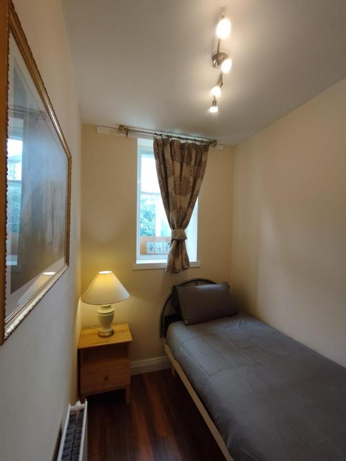 2 Bedrooms Flat Central Edinburgh, Sleeps 6, In The Shadow Of Holyrood Park And Arthur's Seat With Free Parking, Two Bed Appartement