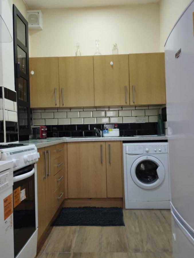 2 Bedrooms Flat Central Edinburgh, Sleeps 6, In The Shadow Of Holyrood Park And Arthur's Seat With Free Parking, Two Bed Appartement *