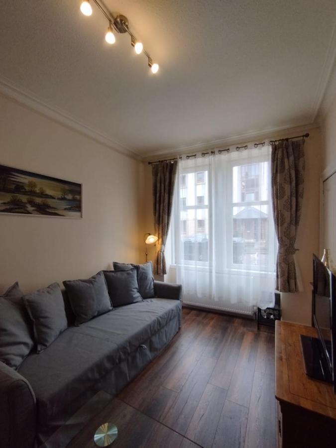 2 Bedrooms Flat Central Edinburgh, Sleeps 6, In The Shadow Of Holyrood Park And Arthur's Seat With Free Parking, Two Bed * Édimbourg