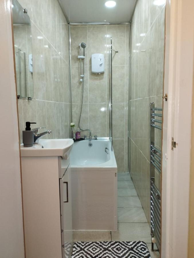2 Bedrooms Flat Central Edinburgh, Sleeps 6, In The Shadow Of Holyrood Park And Arthur's Seat With Free Parking, Two Bed Appartement