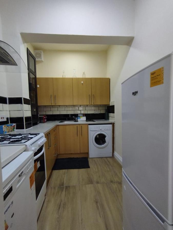 2 Bedrooms Flat Central Edinburgh, Sleeps 6, In The Shadow Of Holyrood Park And Arthur's Seat With Free Parking, Two Bed Appartement Édimbourg