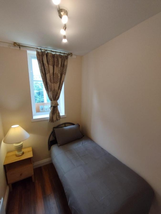 Appartement 2 Bedrooms Flat Central Edinburgh, Sleeps 6, In The Shadow Of Holyrood Park And Arthur's Seat With Free Parking, Two Bed *