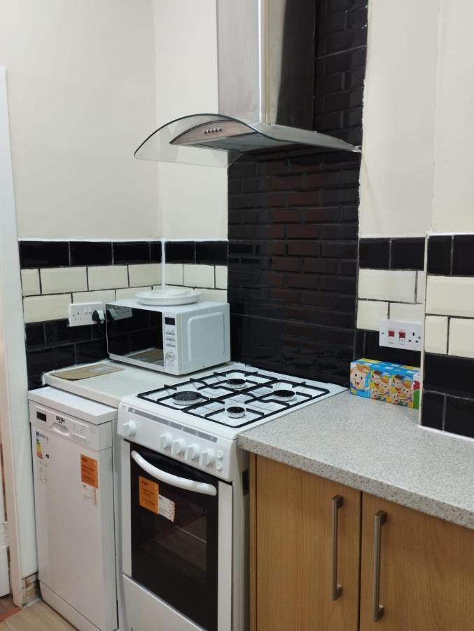 2 Bedrooms Flat Central Edinburgh, Sleeps 6, In The Shadow Of Holyrood Park And Arthur's Seat With Free Parking, Two Bed Appartement Édimbourg