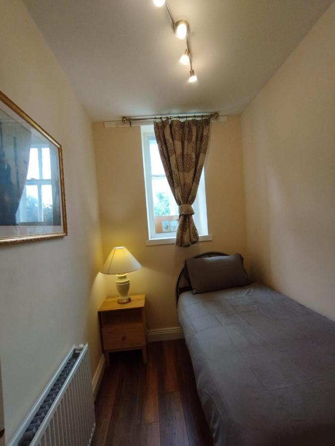 2 Bedrooms Flat Central Edinburgh, Sleeps 6, In The Shadow Of Holyrood Park And Arthur's Seat With Free Parking, Two Bed Appartement Édimbourg