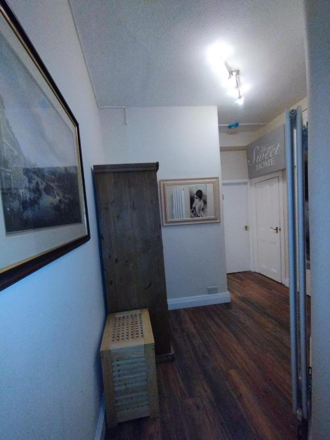 2 Bedrooms Flat Central Edinburgh, Sleeps 6, In The Shadow Of Holyrood Park And Arthur's Seat With Free Parking, Two Bed Édimbourg