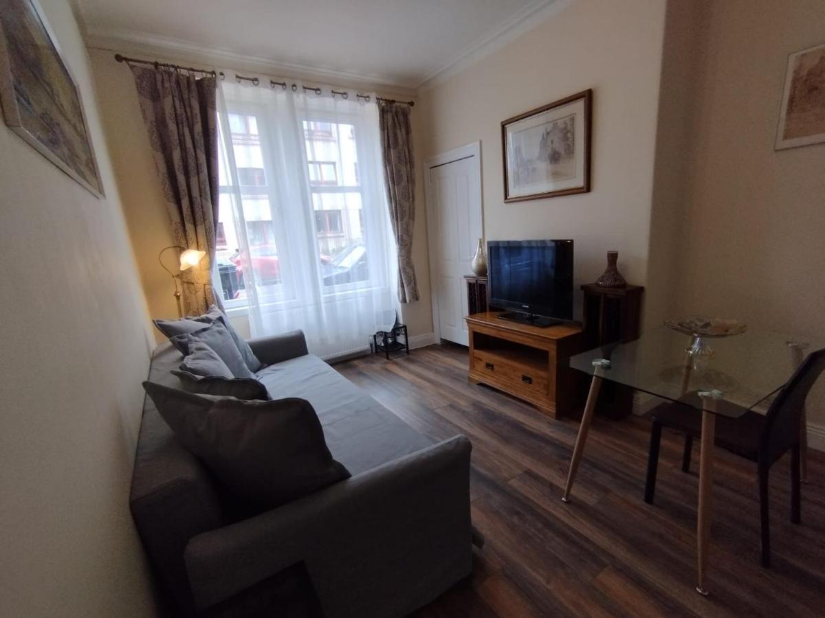 2 Bedrooms Flat Central Edinburgh, Sleeps 6, In The Shadow Of Holyrood Park And Arthur's Seat With Free Parking, Two Bed
