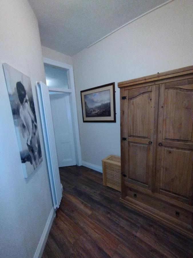 2 Bedrooms Flat Central Edinburgh, Sleeps 6, In The Shadow Of Holyrood Park And Arthur's Seat With Free Parking, Two Bed Appartement Édimbourg