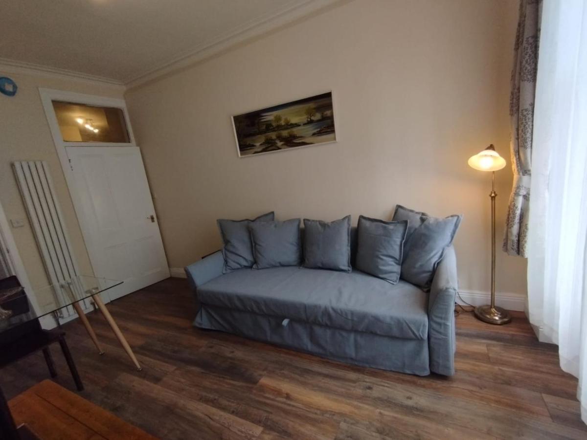 2 Bedrooms Flat Central Edinburgh, Sleeps 6, In The Shadow Of Holyrood Park And Arthur's Seat With Free Parking, Two Bed * Édimbourg