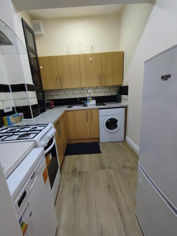 2 Bedrooms Flat Central Edinburgh, Sleeps 6, In The Shadow Of Holyrood Park And Arthur's Seat With Free Parking, Two Bed Appartement