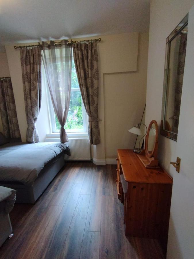 2 Bedrooms Flat Central Edinburgh, Sleeps 6, In The Shadow Of Holyrood Park And Arthur's Seat With Free Parking, Two Bed Appartement *