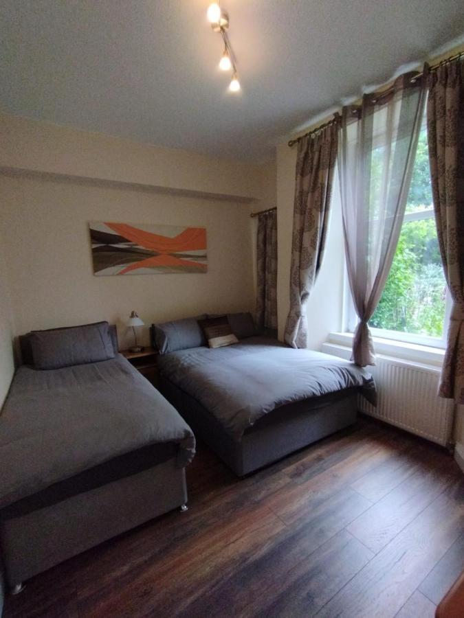 2 Bedrooms Flat Central Edinburgh, Sleeps 6, In The Shadow Of Holyrood Park And Arthur's Seat With Free Parking, Two Bed Édimbourg