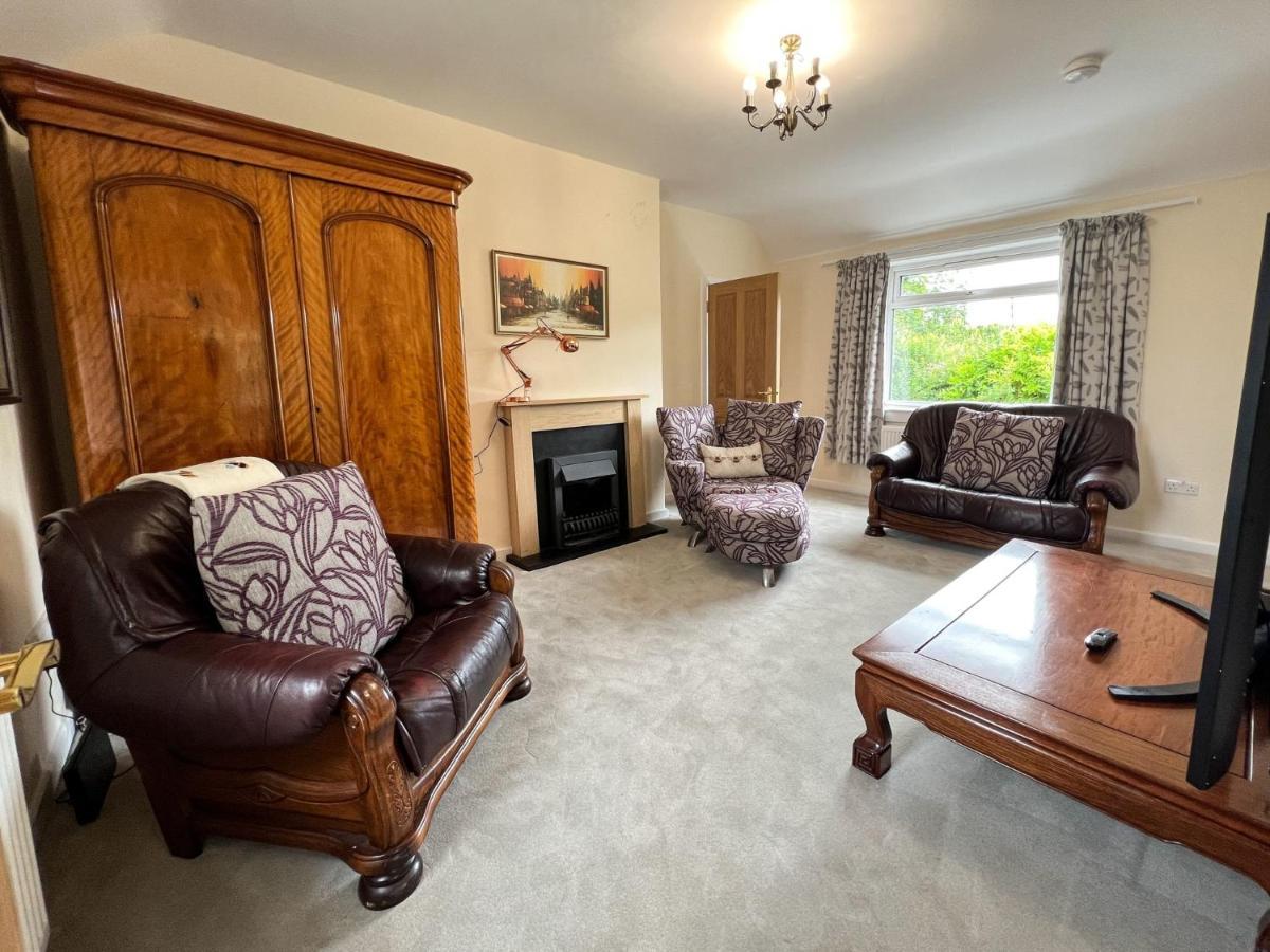 Damhead In With A Hot Tub Holiday home Edinburgh