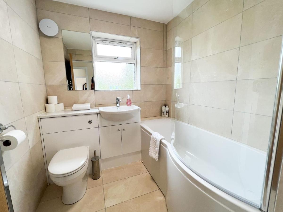 Damhead In With A Hot Tub Holiday home *