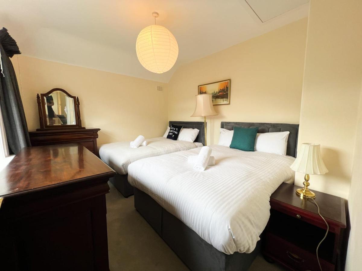 Damhead In With A Hot Tub Holiday home