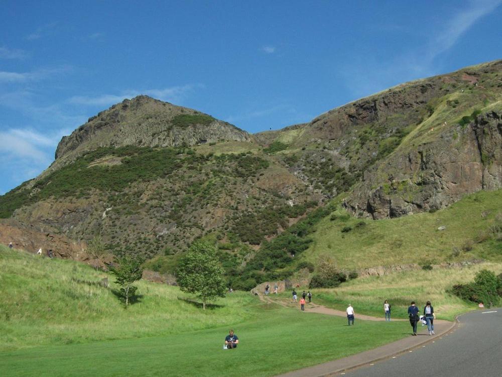 2 Bedrooms Flat Central Edinburgh, Sleeps 6, In The Shadow Of Holyrood Park And Arthur's Seat With Free Parking, Two Bed Appartement Édimbourg