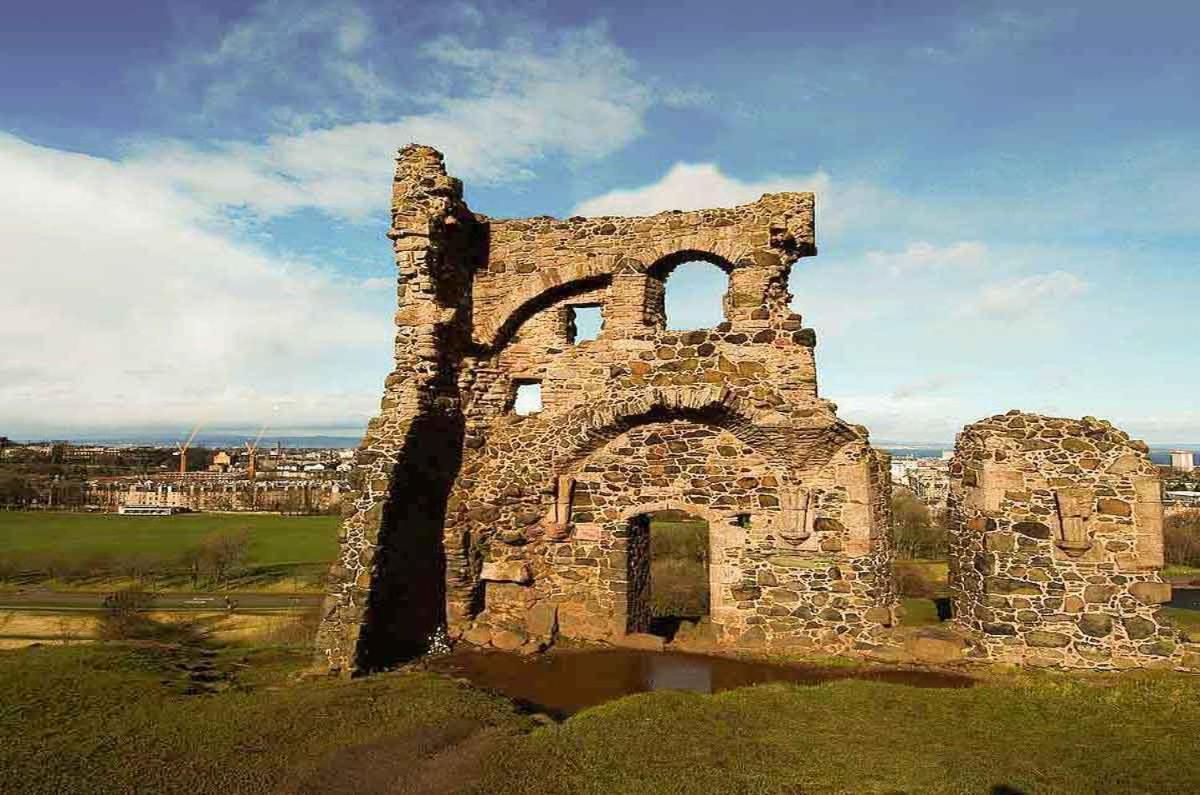 2 Bedrooms Flat Central Edinburgh, Sleeps 6, In The Shadow Of Holyrood Park And Arthur's Seat With Free Parking, Two Bed Appartement Édimbourg