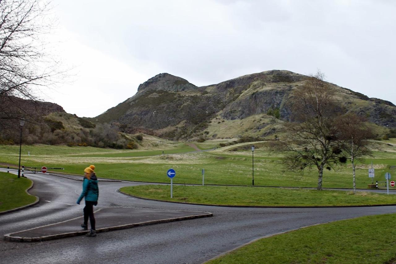 2 Bedrooms Flat Central Edinburgh, Sleeps 6, In The Shadow Of Holyrood Park And Arthur's Seat With Free Parking, Two Bed Appartement Édimbourg