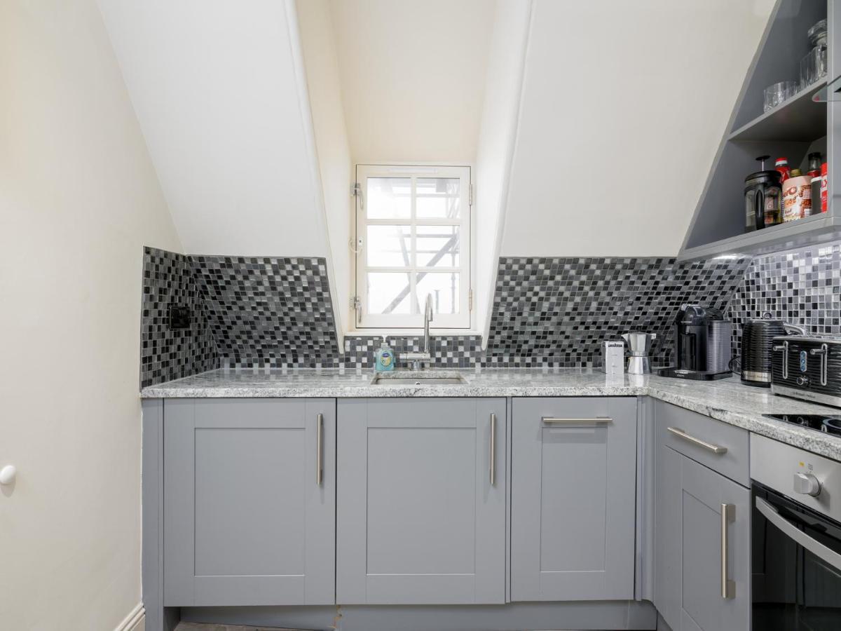 Apartment Pass The Keys Historic Ramsay Garden With Balcony Views EDI